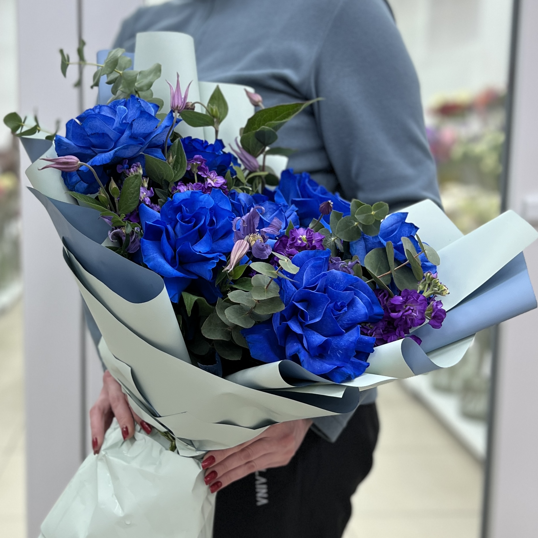 7 пышных синих роз с маттиолой